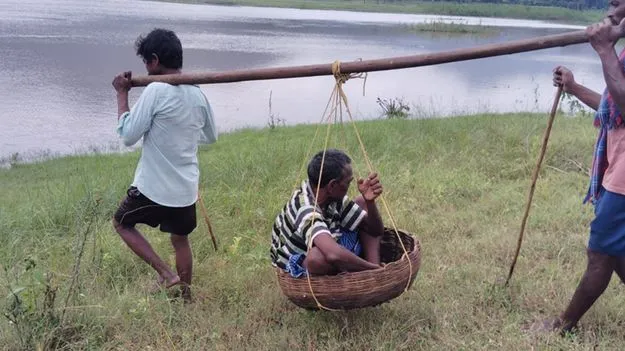డోలీ కట్టి.. నది దాటించి.. ఆస్పత్రిలో చేర్చినా..