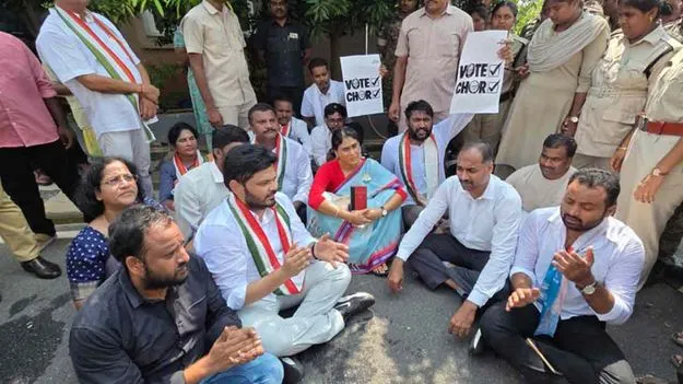 మోదీ.. ప్రజాస్వామ్య హంతకుడు: షర్మిల