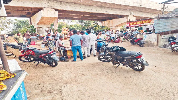 నిబంధనలకు విరుద్ధంగా..  మాంసం విక్రయాలు