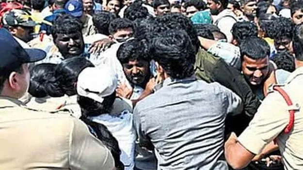 అనుమతి లేకుండా ధర్నా.. ఉద్యోగులపై చర్యలకు ఆదేశాలు