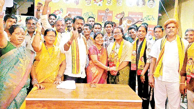  టీడీపీలో 85 కుటుంబాల చేరిక
