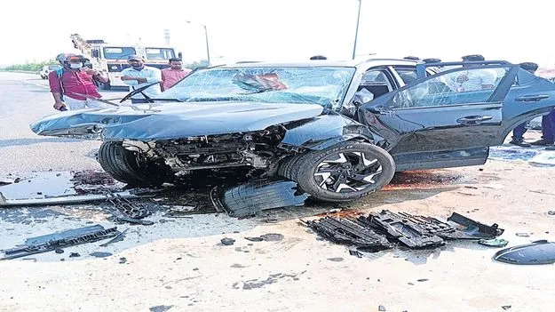 డివైడర్‌ను ఢీకొన్న కారు