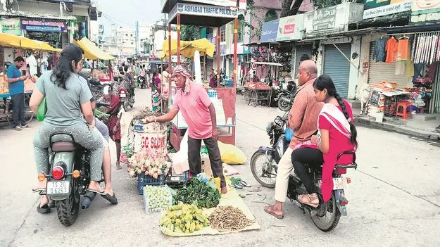 kumaram bheem asifabad- మార్కెట్‌లో వినాయక చవితి  సందడి
