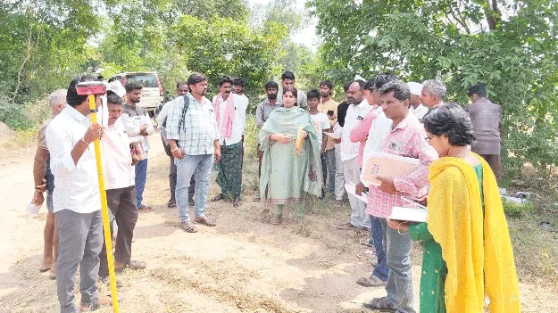 భూముల రీసర్వేను వేగంగా పూర్తి చేయాలి