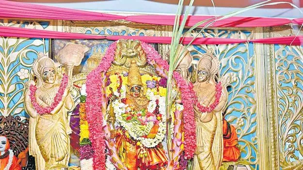 లలితా త్రిపురసుందరిగా దుర్గమ్మ