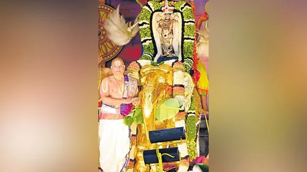 గజ వాహనంపై మలయప్ప అభయం