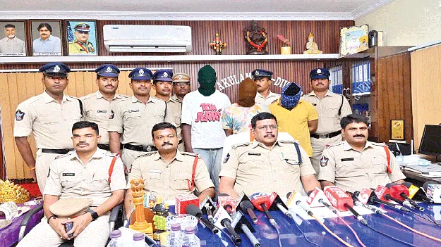 దేవాలయాలే లక్ష్యంగా చోరీలు