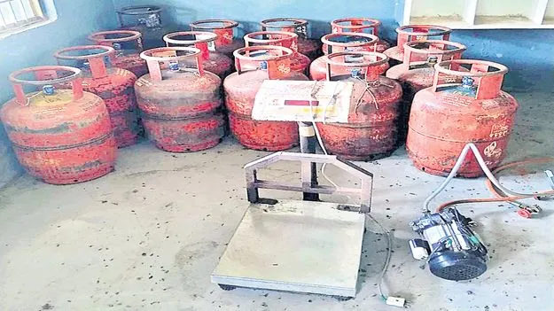 అచ్యుతాపురంలో గ్యాస్‌ దందా