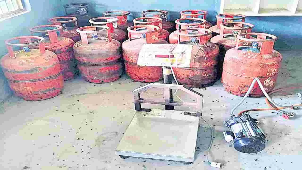 అచ్యుతాపురంలో గ్యాస్‌ దందా