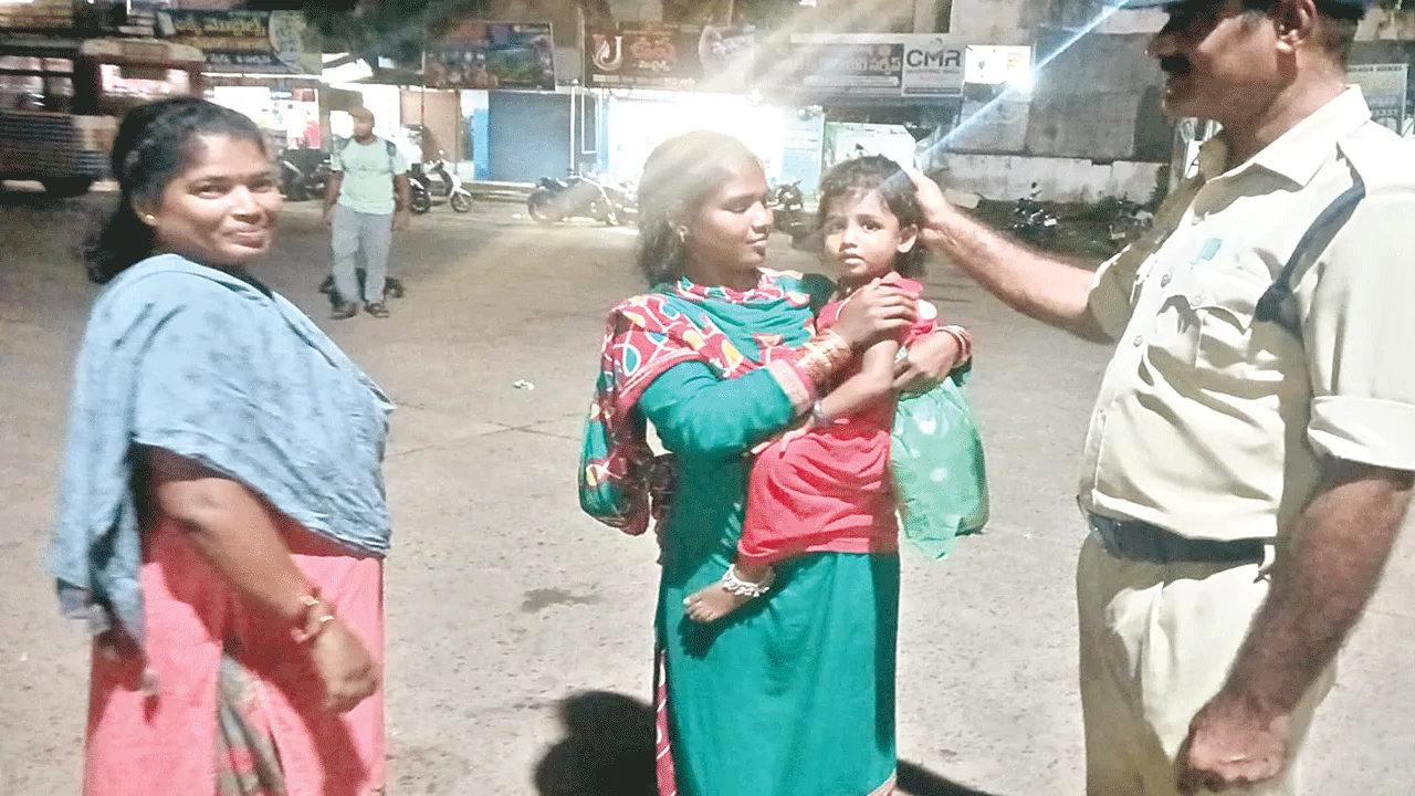 ఆడుకుంటూ తప్పిపోయిన బాలిక ఆడుకుంటూ తప్పిపోయిన బాలిక