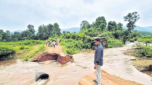 బురదలో కూరుకుపోయిన వాహనాలు