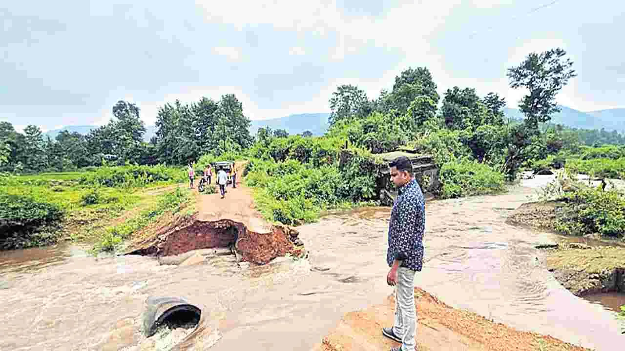 బురదలో కూరుకుపోయిన వాహనాలు