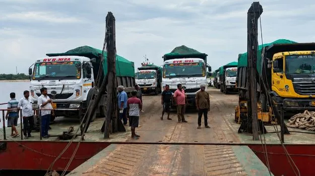 కృష్ణాలో చిక్కుకున్న పంటు