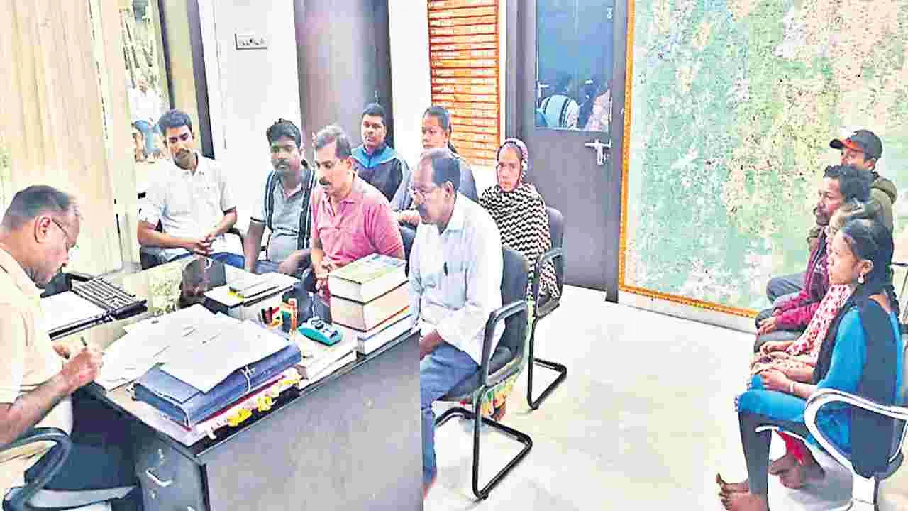 ఆశ్రమ పాఠశాల విద్యార్థినుల పరారీ