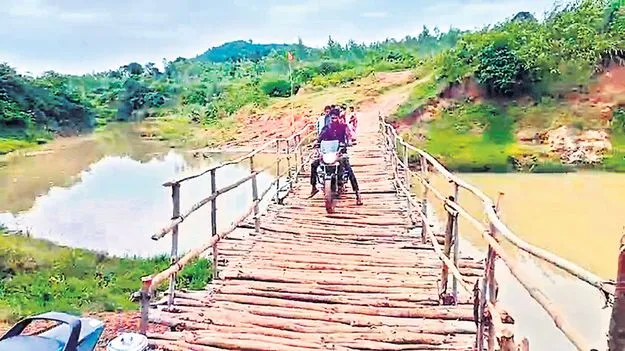 వనజాజుల వాగుపై కర్రల వంతెన