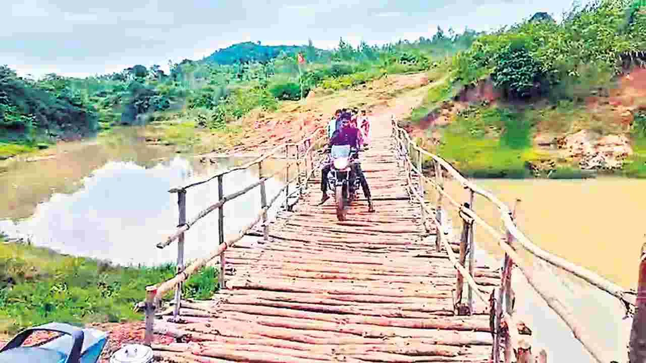 వనజాజుల వాగుపై కర్రల వంతెన