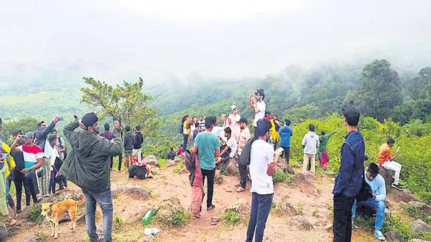 మన్యంలో పర్యాటకుల సందడి