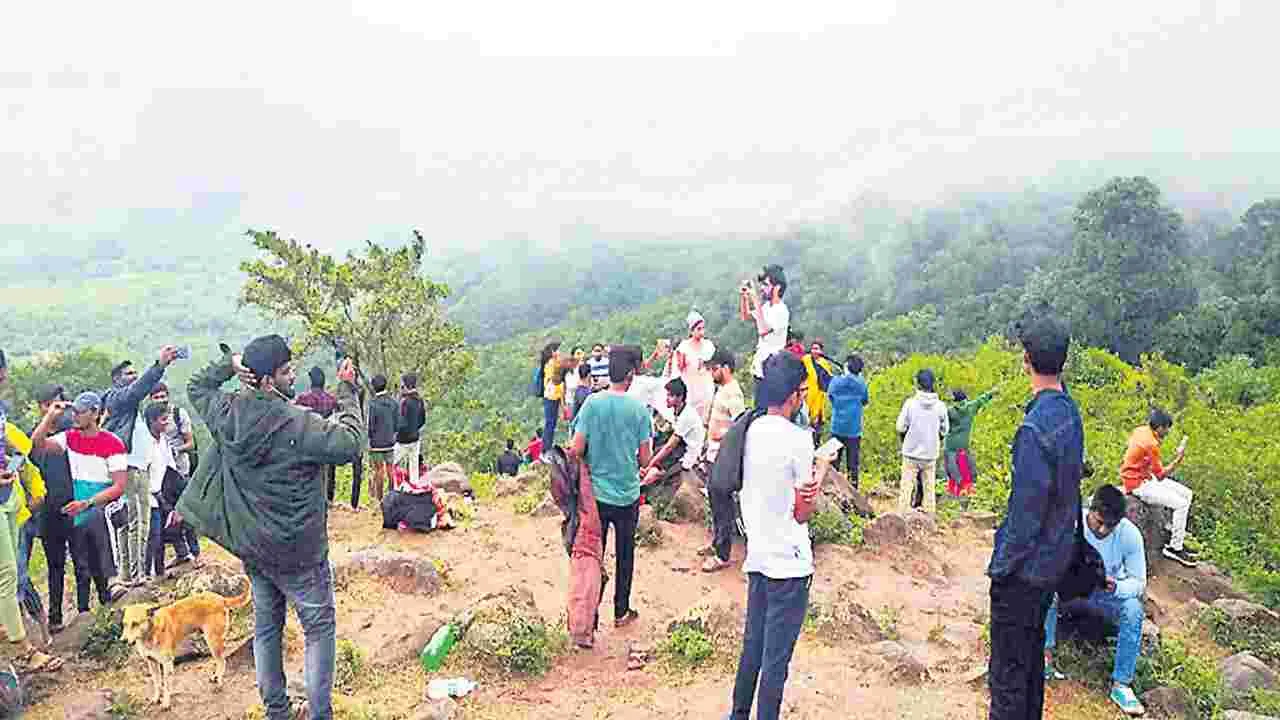 మన్యంలో పర్యాటకుల సందడి