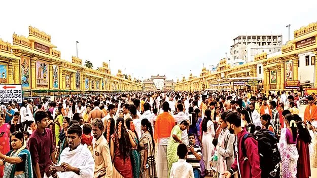 మంత్రాలయానికి పోటెత్తిన భక్తులు