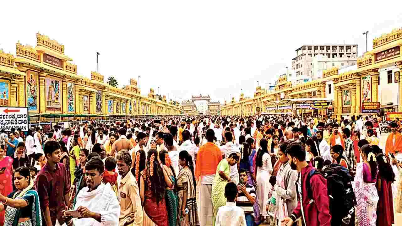 మంత్రాలయానికి పోటెత్తిన భక్తులు