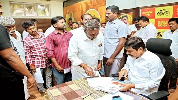 ప్రజలకు మెరుగైన సేవలందించాలి 