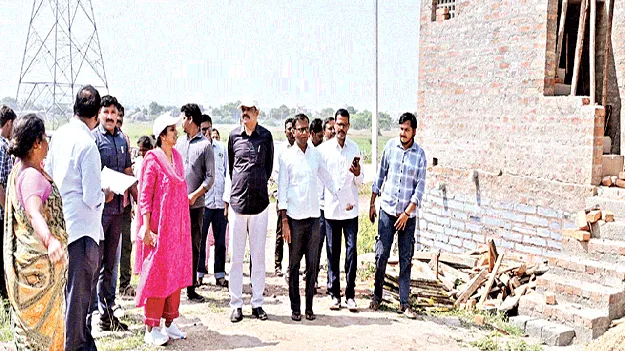 గృహ నిర్మాణ పనులు వేగవంతం చేయాలి: కలెక్టర్‌  
