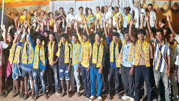 టీడీపీలో 300 గిరిజన కుటుంబాల చేరిక