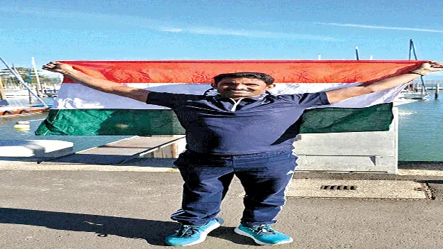 స్విమ్మింగ్‌లో ఉపాధ్యాయుడి ఘనత