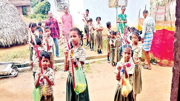 పద్యాలు పాడుతూ.. పూలబాణాలు ఎక్కుపెడుతూ 