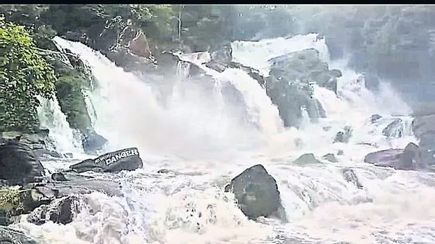 ఉరకలేస్తున్న జలపాతాలు