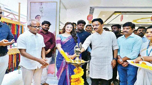 ఏలూరులో ఎస్‌ఆర్‌ షాపింగ్‌మాల్‌ పునఃప్రారంభం