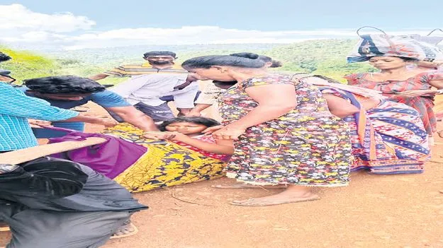 గర్భిణికి తప్పని డోలీమోత