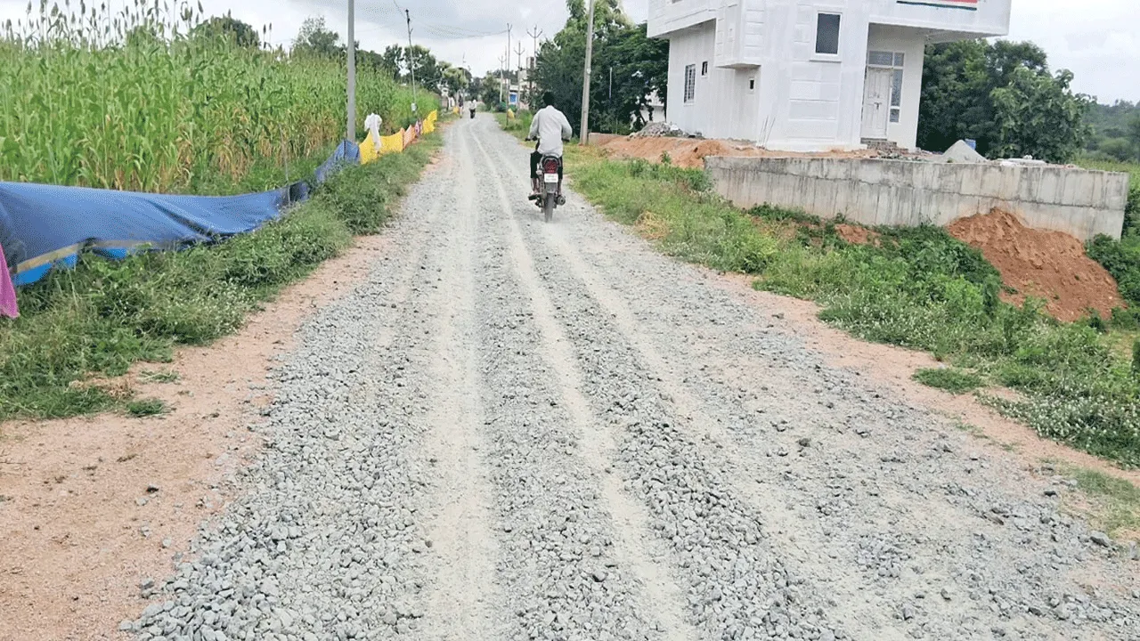 కంకర వేశారు బీటీ మరిచారు