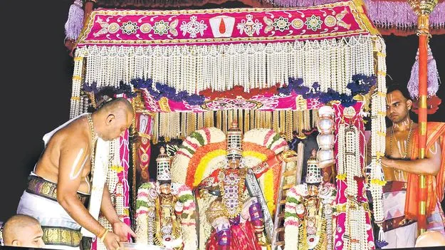 సింహ వాహనంపై గోవిందుడి దర్శనం
