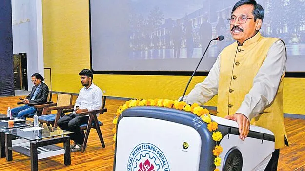 విద్యాసంస్థలు ఆవిష్కరణలకు వేదికగా నిలవాలి