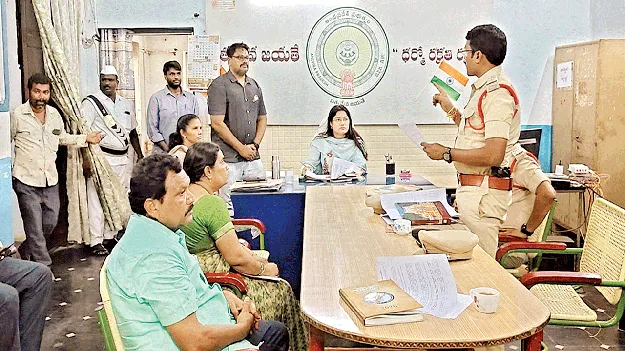 ఎన్నికల నిబంధనలు అమలు చెయ్యాలి
