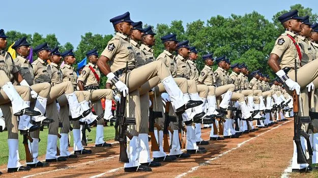 పోలీసులంటే భయం కాదు.. బాధ్యత