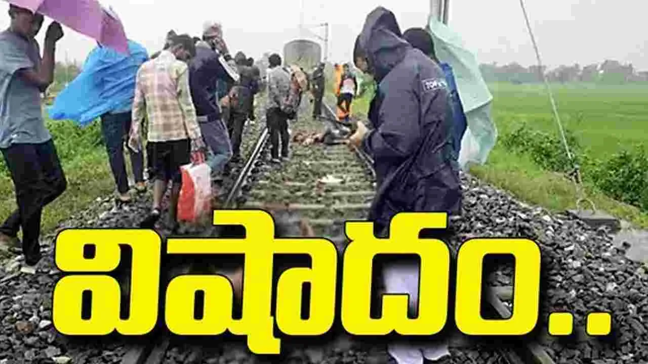 వర్షంలో.. రైలు మింగేసింది! వర్షంలో.. రైలు మింగేసింది!