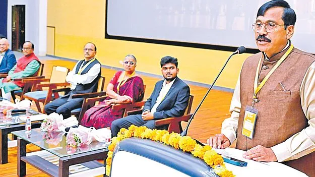 విద్యార్థులు వినూత్నంగా ఆలోచించాలి