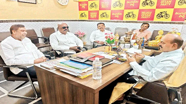 ముఖ్య నాయకులతో మంత్రి భేటీ  