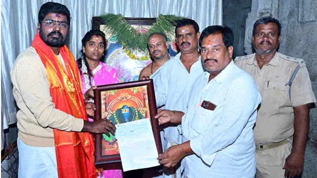 అన్నప్రసాద కేంద్రానికి రూ.10 లక్షలు 