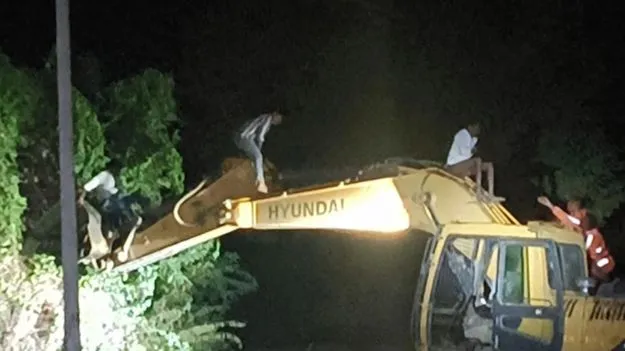 వెలిగొండ చూసేందుకు వెళ్లి చిక్కుకున్నారు!