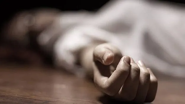 భర్తను సుత్తితో కొట్టి చంపేసింది!