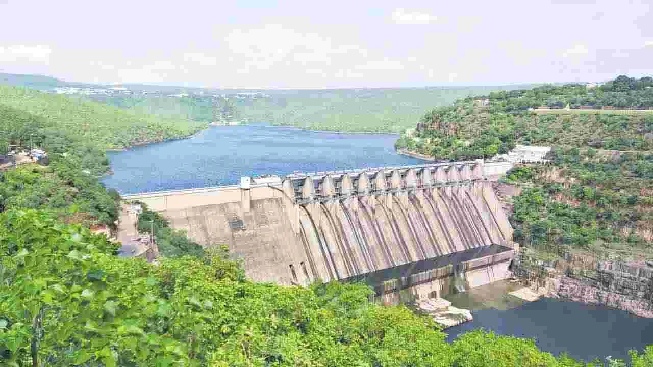 శ్రీశైలంలో అనూహ్యంగా అడుగంటిన నీరు