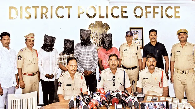 దోపిడీ కేసులో నలుగురి అరెస్టు 