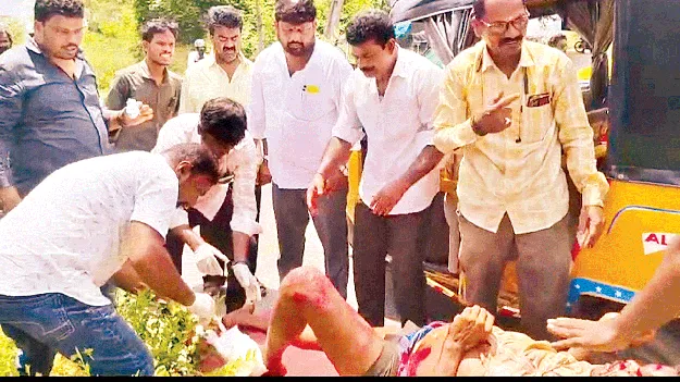 అండగా నిలిచి...కారులో తరలించి