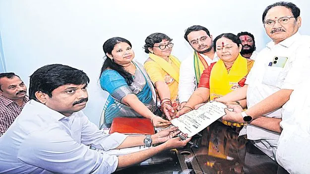 నర్సీపట్నం చైర్‌పర్సన్‌ అభ్యర్థిగా పద్మావతి నామినేషన్‌