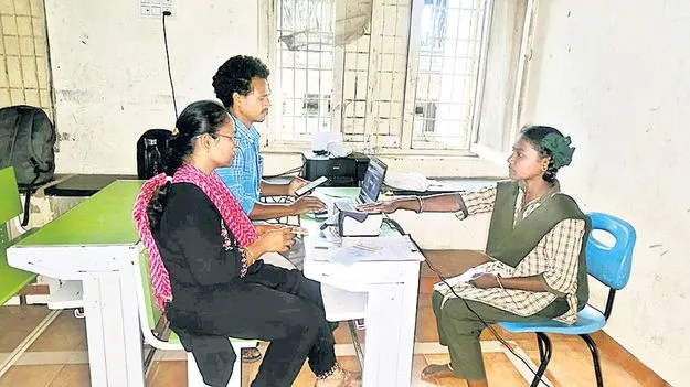 ఆదివాసీలకు ఆధార్‌ కష్టాలు