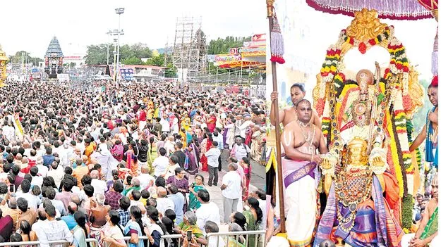 కన్నుల పండువగా స్వర్ణరథోత్సవం