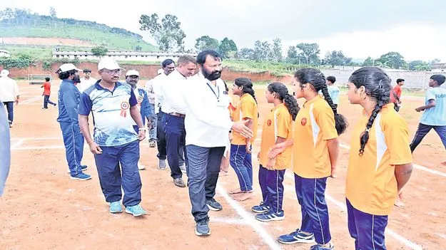 క్లస్టర్‌ ఈఎంఆర్‌ఎస్‌ స్పోర్ట్స్‌ మీట్‌ ప్రారంభం